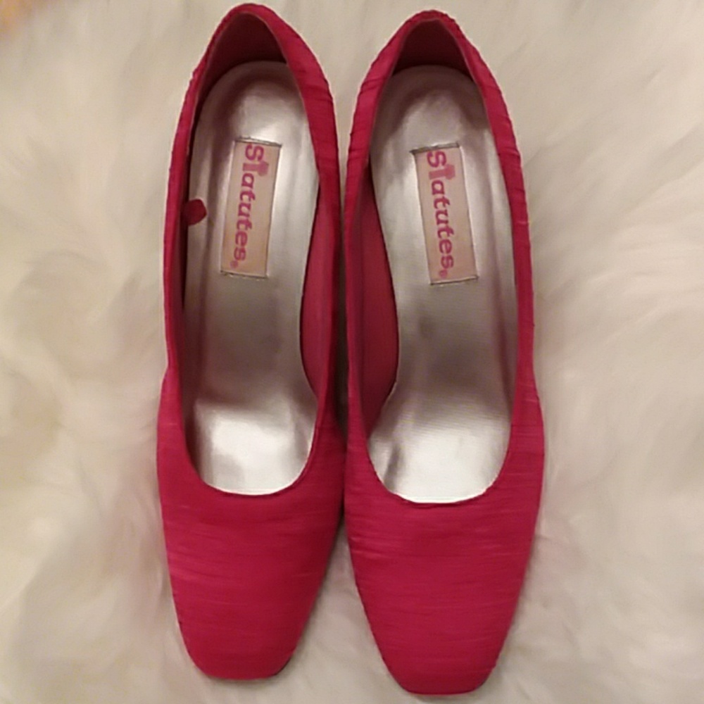 Statutes Red heels 3" never used 11Medium.